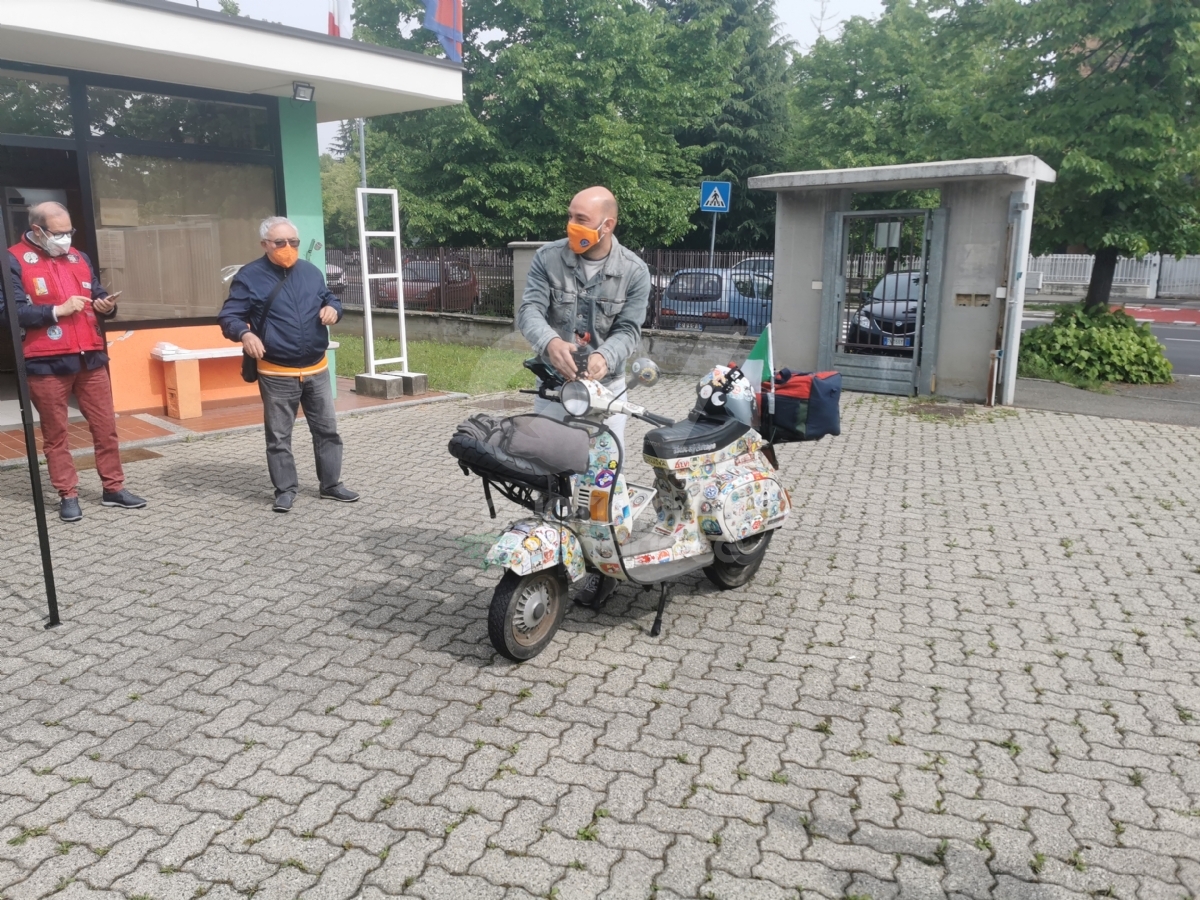 VENARIA - Il «Vespa Club» incontra Andrea Fucile, il 36enne che vuole girare il mondo in Vespa - FOTO