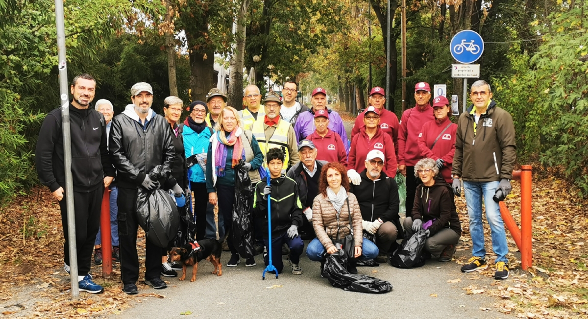 BORGARO - Successo per «Puliamo insieme il parco Chico Mendes»: tanti sacchi neri colmi di rifiuti - FOTO