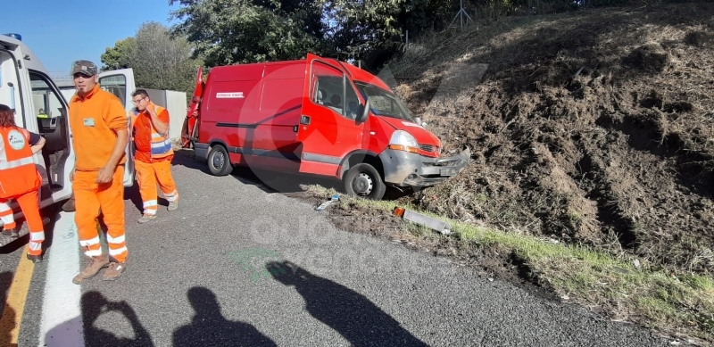 COLLEGNO - Perde il controllo del furgone che trasporta pesce e si ribalta: caos in tangenziale