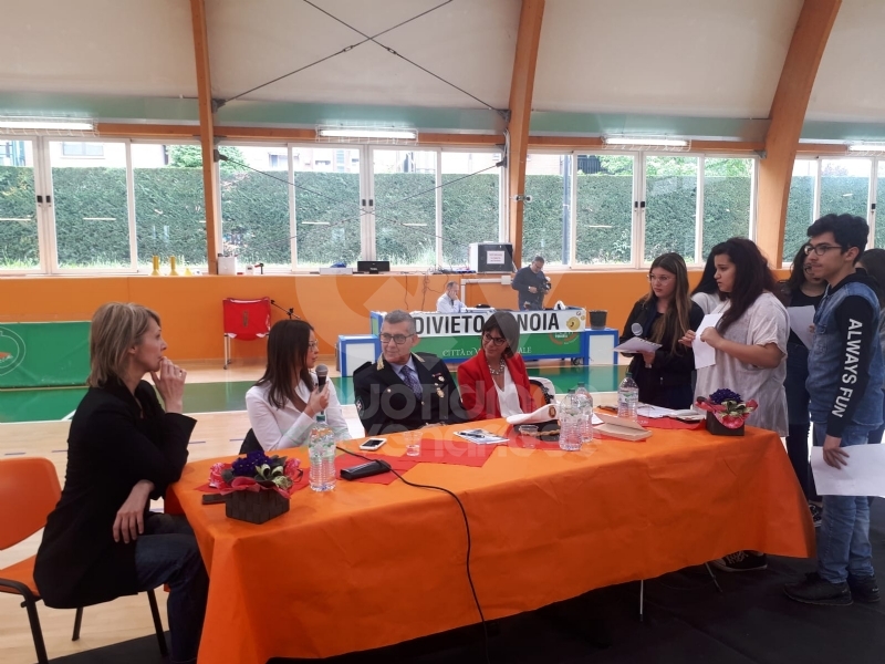 VENARIA - Lucia Annibali alle scuole: «La violenza sulle donne e di genere è un problema culturale»