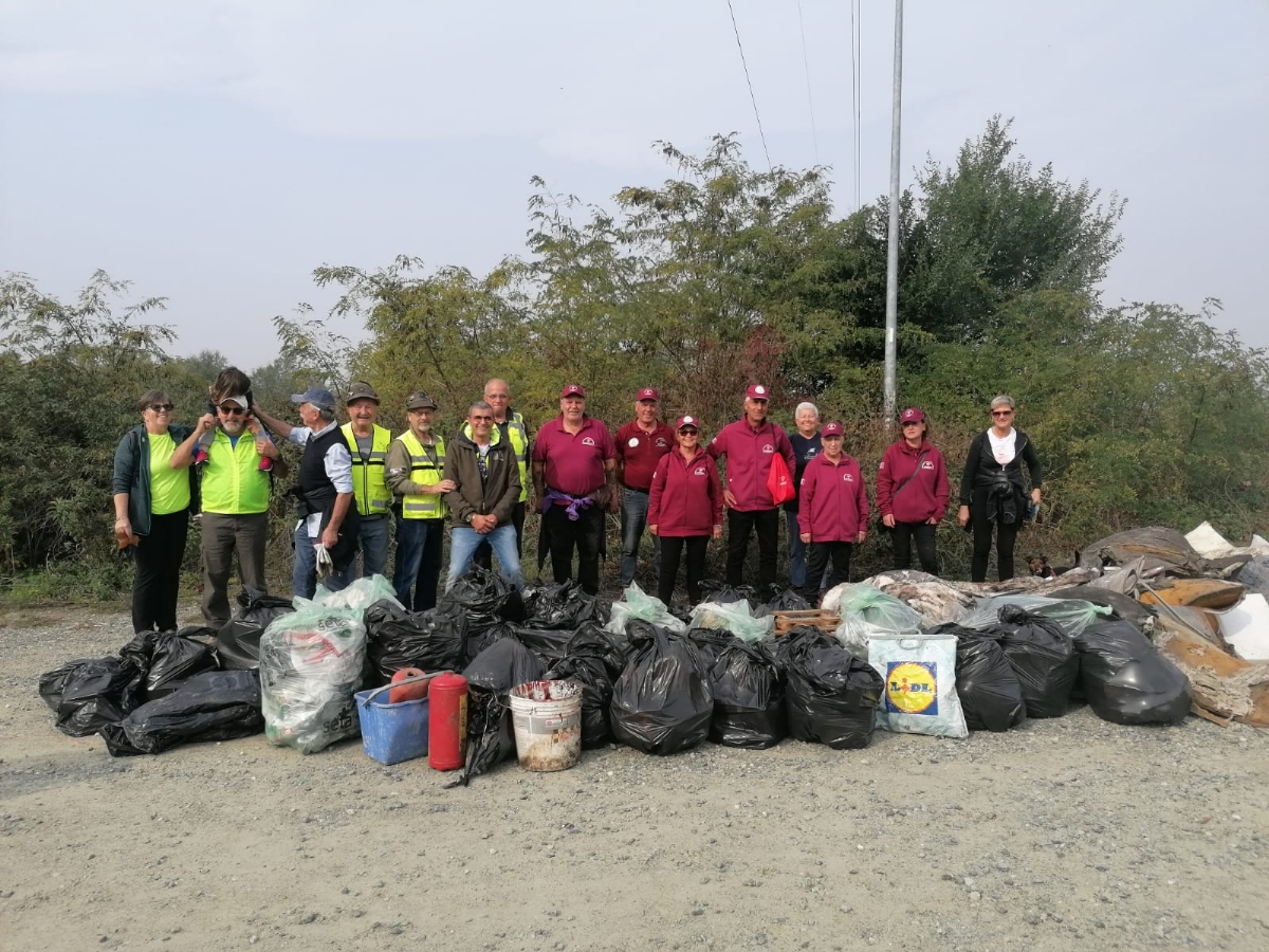 BORGARO - Successo per «Puliamo insieme il parco Chico Mendes»: tanti sacchi neri colmi di rifiuti - FOTO