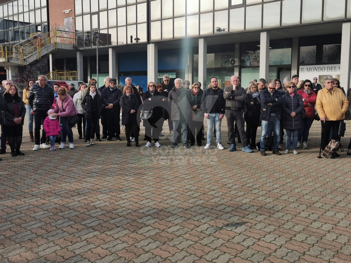 VENARIA - Due anni senza Massimo Ricciardello: in piazza Ravera una targa e una magnolia - FOTO