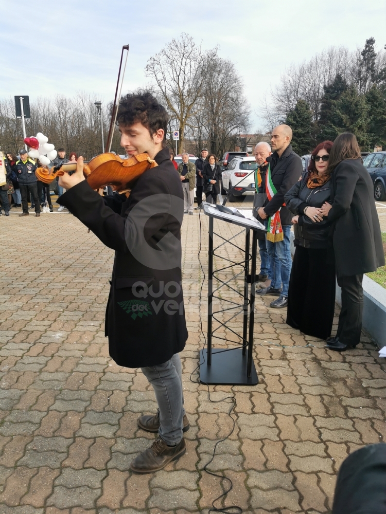 VENARIA - Due anni senza Massimo Ricciardello: in piazza Ravera una targa e una magnolia - FOTO