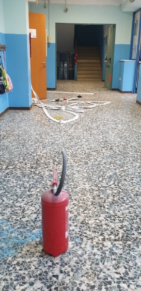 COLLEGNO - Imbecilli ancora in azione: dopo la Gramsci, vandalizzata anche la Cattaneo