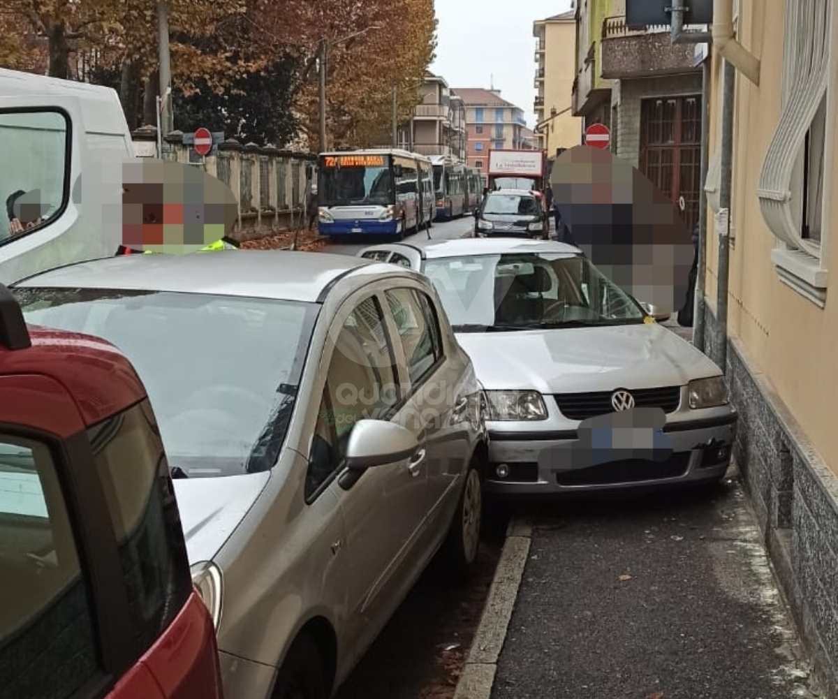 INCIDENTE A VENARIA - Scontro auto-furgone all'incrocio tra via Sauro e via Trento: tre feriti - FOTO