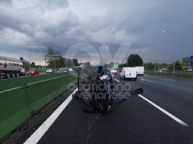 COLLEGNO - Si ribalta con la Yaris in tangenziale: miracolosamente illeso - FOTO
