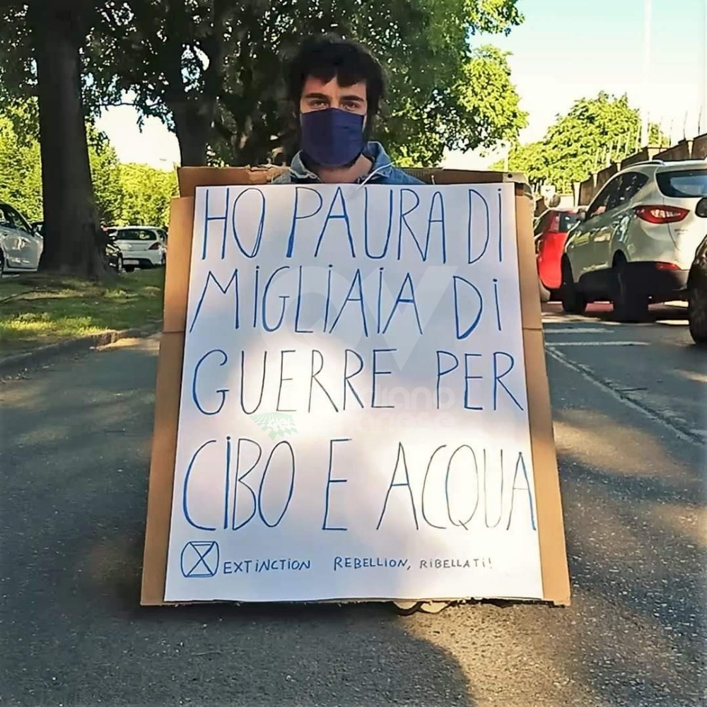PROTESTA IN CORSO FRANCIA - Seduti a centro strada davanti alla sede della «Leonardo»