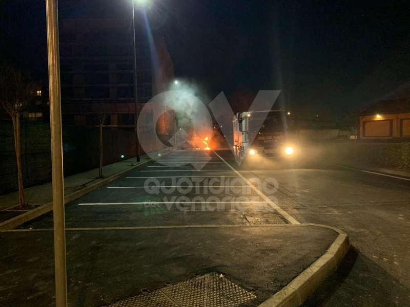 BORGARO - Doppio incendio in città: a fuoco cumuli di rifiuti e una macchina - FOTO