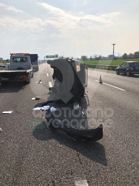 COLLEGNO - Doppio incidente in tangenziale: auto ribaltata, traffico in tilt.