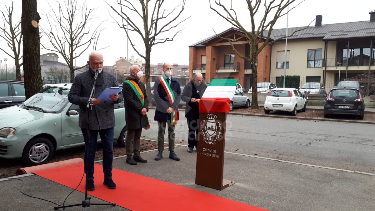 VENARIA - In via Fratelli Cervi svelata la targa a ricordo delle vittime del covid - FOTO