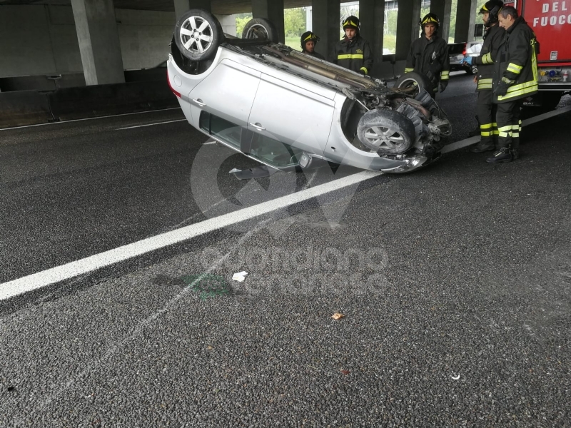 CAOS IN TANGENZIALE - Raffica di incidenti: due auto ribaltate e tre feriti