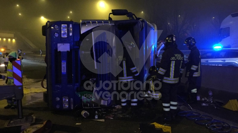 RIVOLI - Il tir si ribalta in tangenziale. Due i feriti: uno è grave al Cto - FOTO