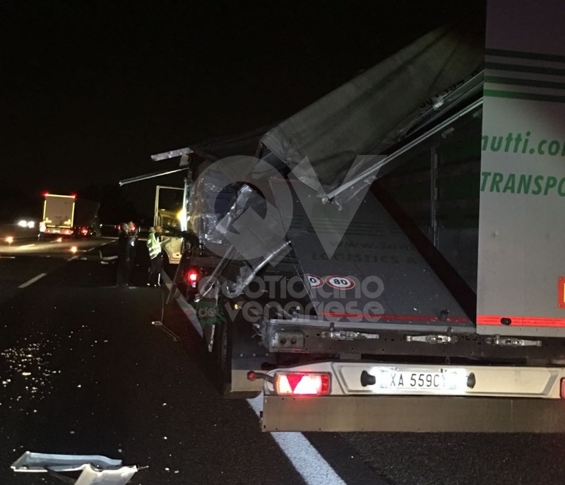 RIVOLI - Scontro tra due tir in tangenziale: un autotrasportatore finisce in ospedale