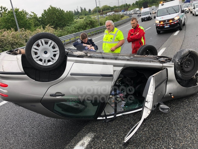 CAOS IN TANGENZIALE - Raffica di incidenti: due auto ribaltate e tre feriti