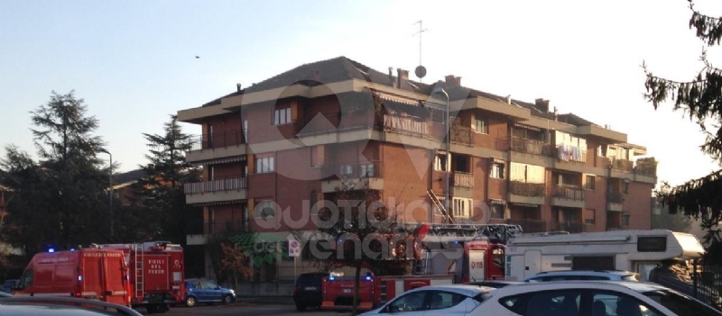 VENARIA - Incendio in un appartamento di via Dante: a fuoco il sacco dell'immondizia - FOTO