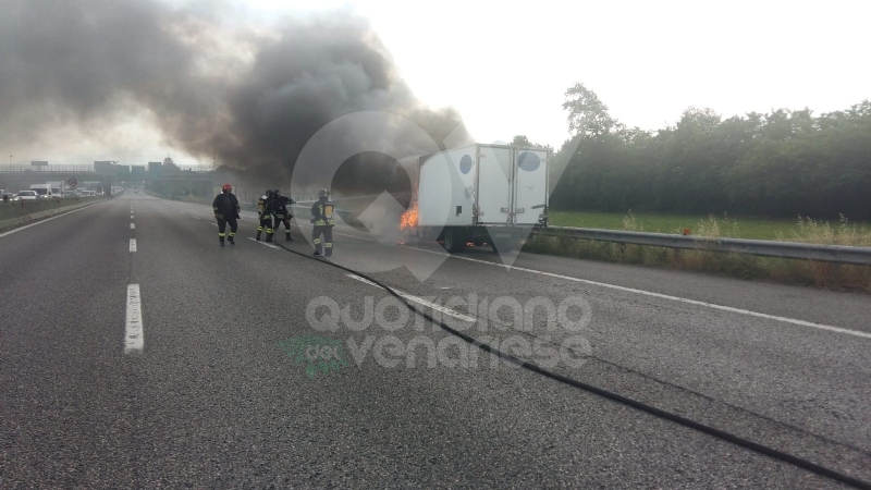 COLLEGNO - Furgone va a fuoco in tangenziale, e il traffico va in tilt