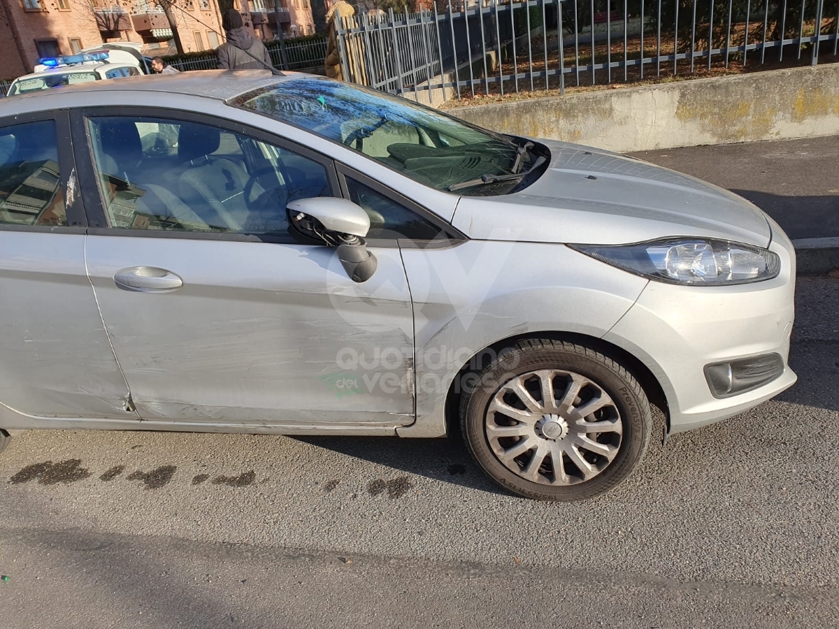 INCIDENTE A VENARIA - Scontro fra due auto: una si ribalta. Donna in ospedale - FOTO