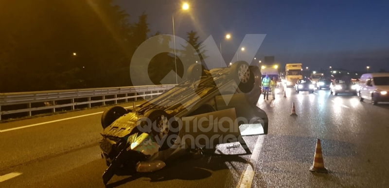 SAVONERA-COLLEGNO - Auto si ribalta: donna rimane bloccata a causa dell'airbag