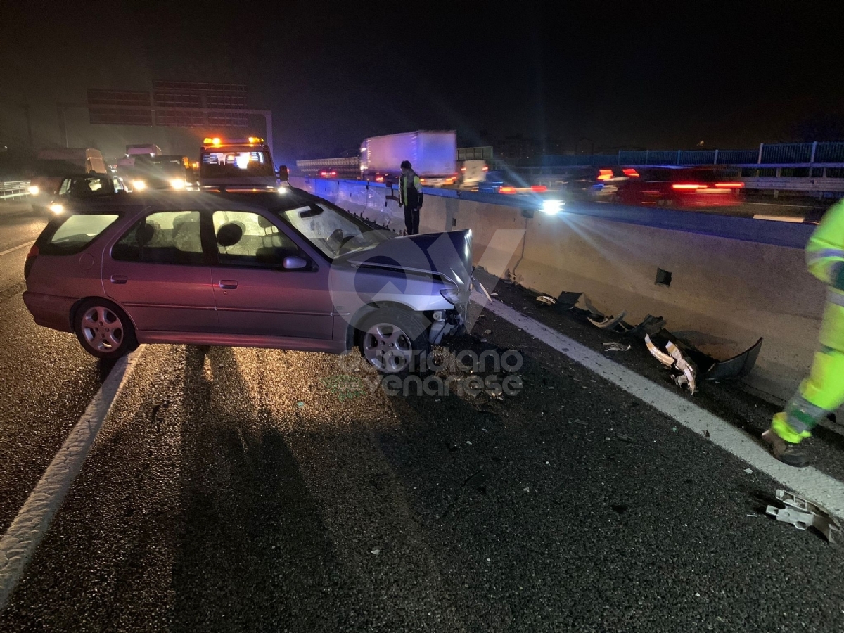 DOPPIO INCIDENTE IN TANGENZIALE A RIVOLI - Sei auto coinvolte, due persone ferite - FOTO