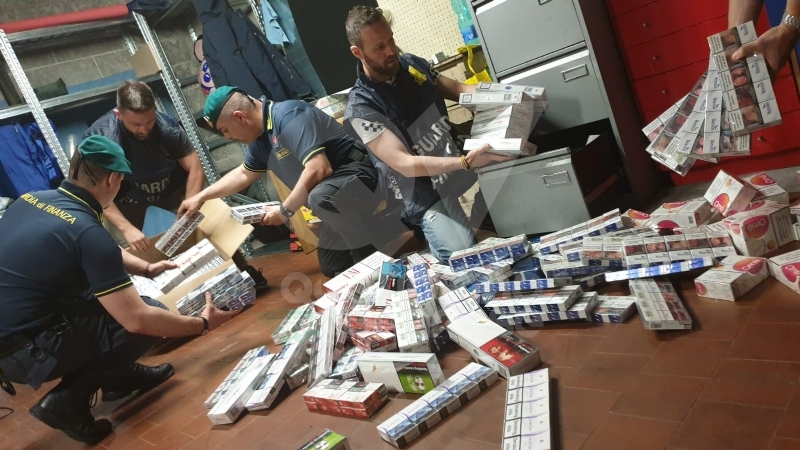 GRUGLIASCO - 500 kg di sigarette di contrabbando nascoste nei garage: 40enne denunciato