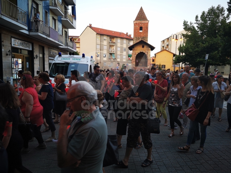 ALPIGNANO/RIVOLI - Oltre 200 alla fiaccolata per ricordare Michele Ruffino e dire "no" al bullismo