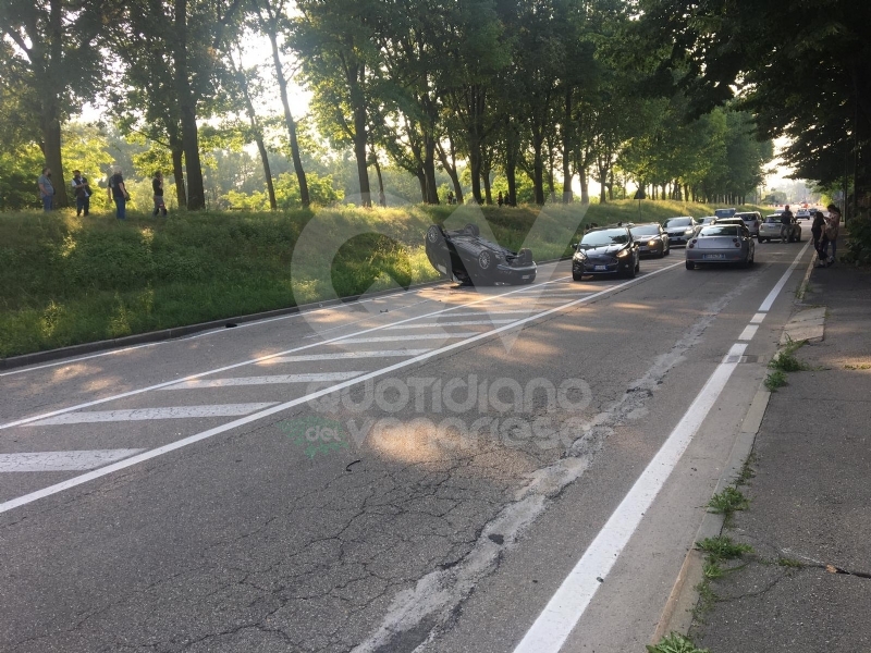 VENARIA - Scontro tra auto e scooter in via Cavallo: un uomo ferito, traffico in tilt