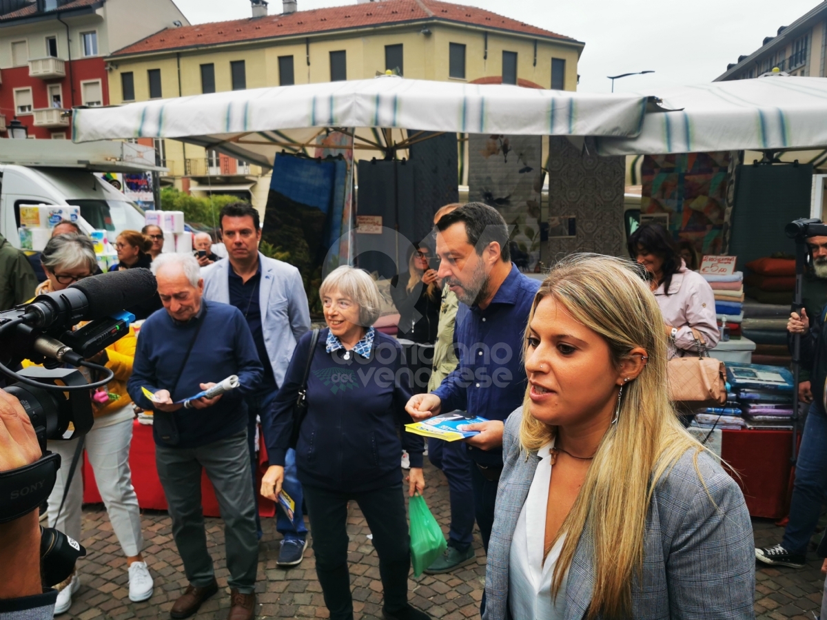 RIVOLI - Strette di mano, selfie e giro al mercato: la mattinata di Salvini in città - FOTO