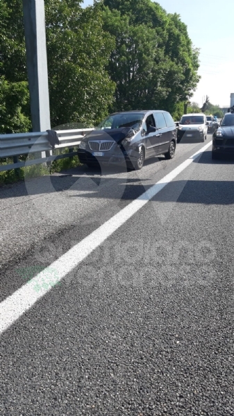 COLLEGNO - Pauroso incidente in tangenziale: tre auto coinvolte, una ragazza ferita