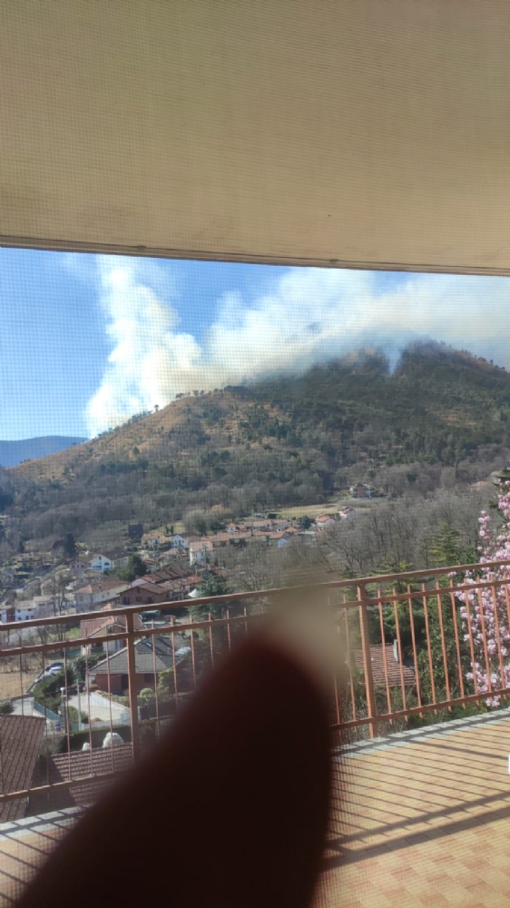 GIVOLETTO-VAL DELLA TORRE - Incendio in fase di spegnimento: ora è caccia ai piromani - FOTO