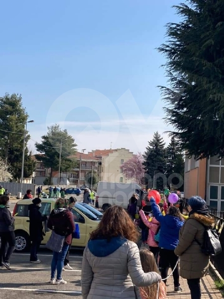 DRUENTO - Corde, palloncini e disegni: successo per il flash-mob per chiedere il ritorno in classe