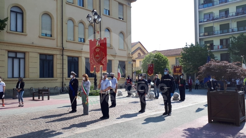 VENARIA - Festeggiato il 2 giugno in città: una copia della Costituzione ai neo maggiorenni - FOTO