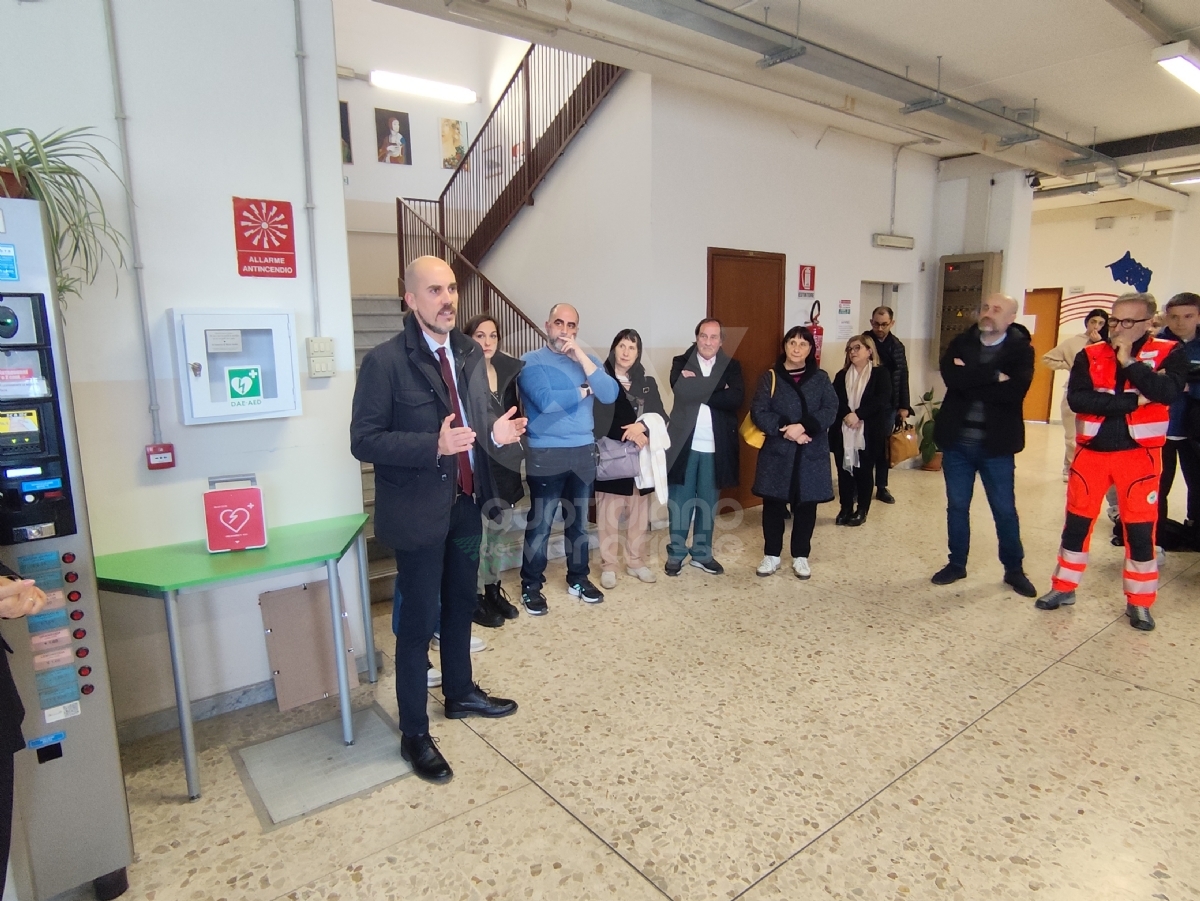 VENARIA - Un nuovo defibrillatore al liceo Juvarra in ricordo di Maria Arabia - FOTO