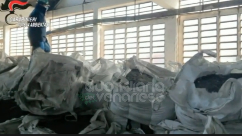 RIVOLI - La ditta di legnami stoccava rifiuti plastici e tessili: capannone sequestrato dai carabinieri