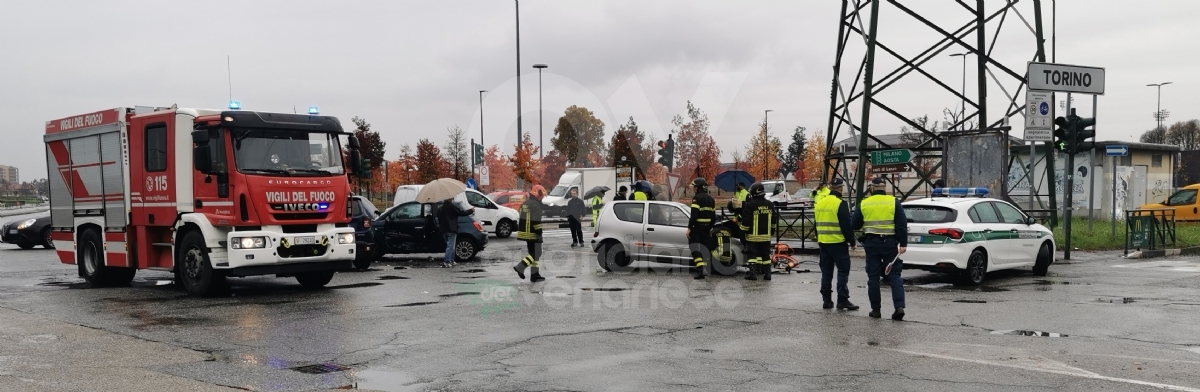 INCIDENTE FRA TORINO E VENARIA - Scontro fra tre auto all'incrocio tra corso Alessandria e via Druento: 2 ferite - FOTO