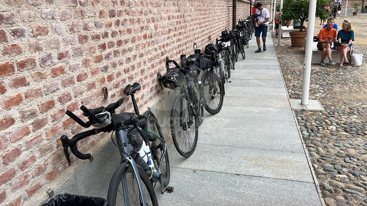 VENARIA - In 250 alla partenza in Reggia della «North Cape 4000» di cicloturismo - FOTO E VIDEO