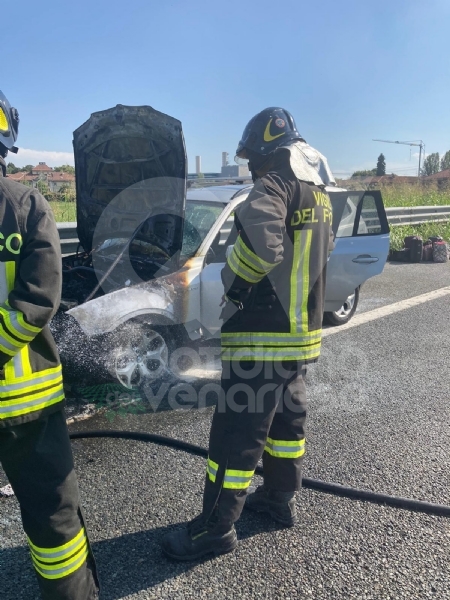 TORINO-VENARIA - Auto prende fuoco mentre é in marcia in tangenziale: famiglia ne esce indenne