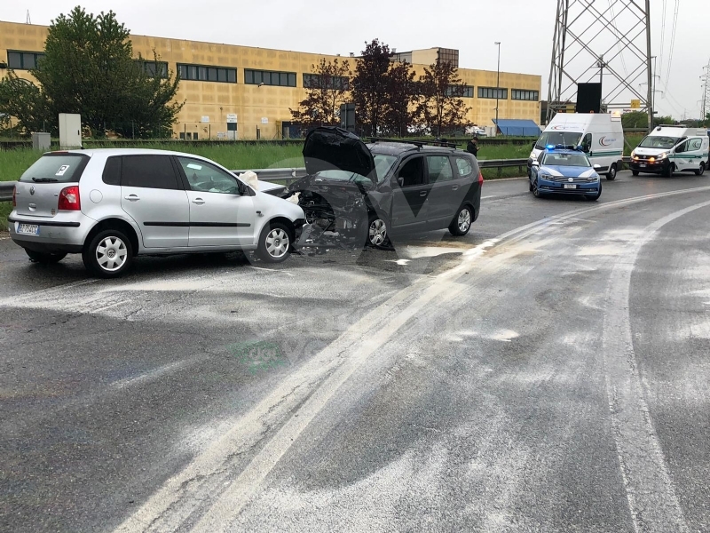 VENARIA - Frontale allo svincolo della tangenziale: due auto coinvolte, due feriti