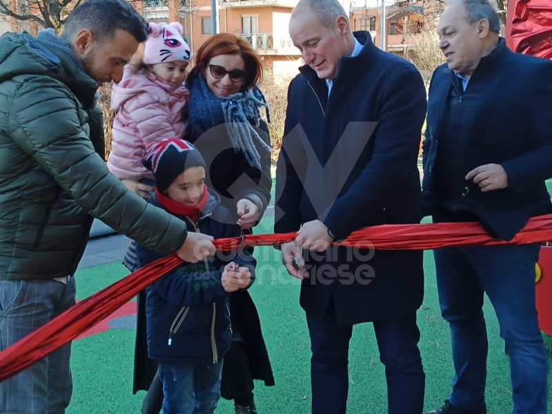COLLEGNO - Babbo Natale arriva in anticipo: nuovi giochi nel giardino «Antonino Monaco»