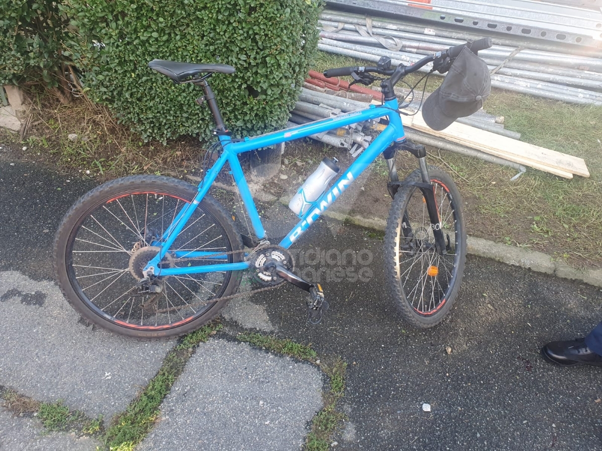 INCIDENTE A VENARIA - Perde il controllo della bicicletta e finisce contro un'auto: ferito - FOTO
