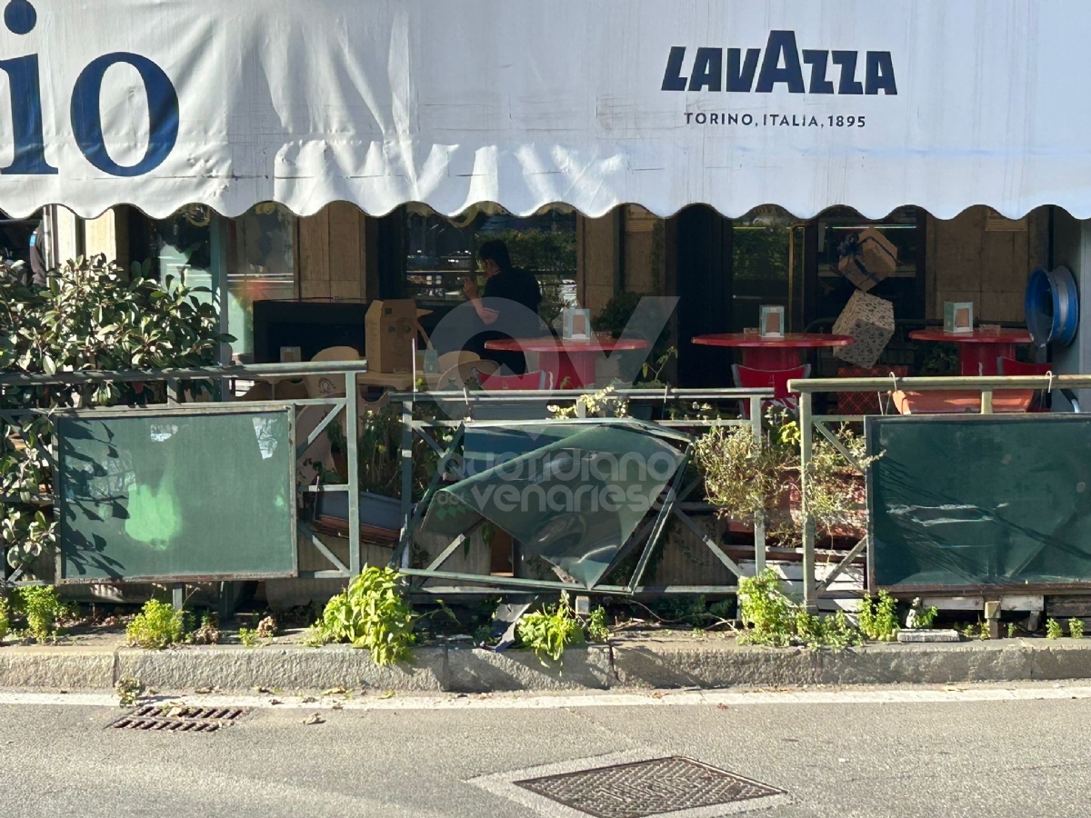 INCIDENTE A VENARIA - Autobus Gtt sbaglia manovra e finisce contro il dehor - FOTO