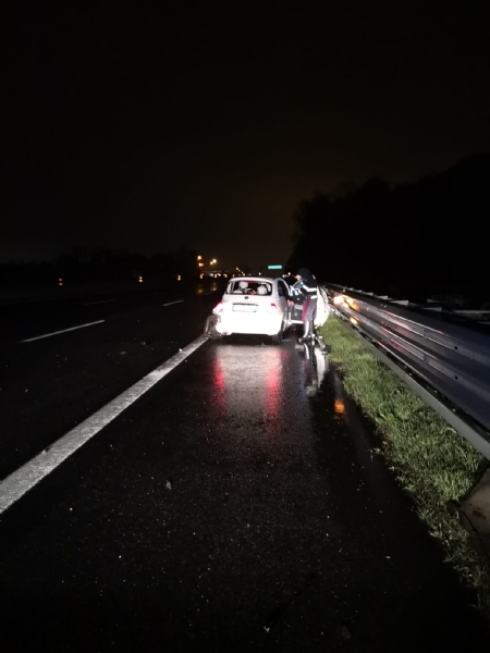 RIVOLI - Si schianta con l'auto in tangenziale: a 21 anni era completamente ubriaco