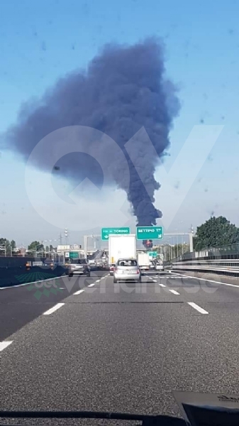 INCENDIO A SETTIMO - A fuoco una ditta, colonna di fumo visibile anche dalla tangenziale FOTO