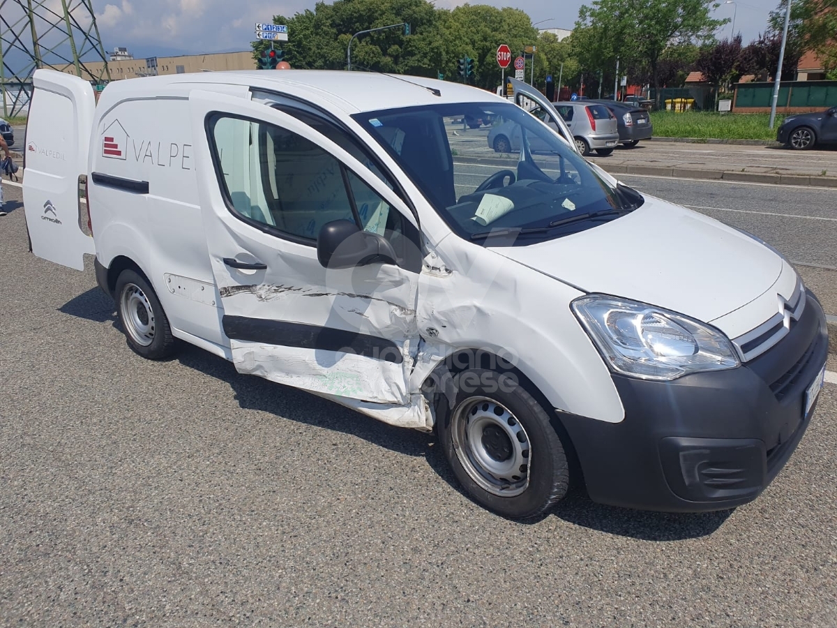INCIDENTE FRA VENARIA E TORINO - Scontro fra un'auto e un autocarro in via Druento - FOTO