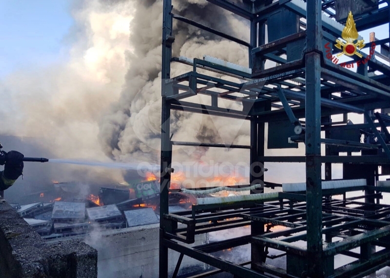 INCENDIO A SETTIMO - A fuoco una ditta, colonna di fumo visibile anche dalla tangenziale FOTO
