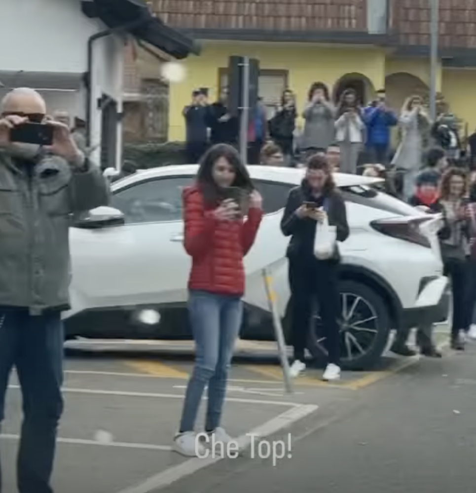 ALPIGNANO - Via Philips invasa di fans per l'arrivo a «Radio Manila» di Laura Pausini - FOTO