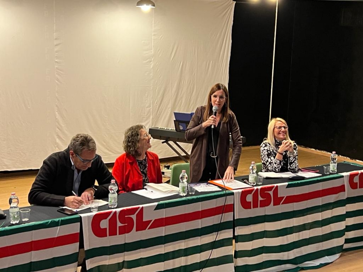 RIVOLI - Taglio del nastro della «panchina rossa» alla Cisl di Cascine Vica - FOTO