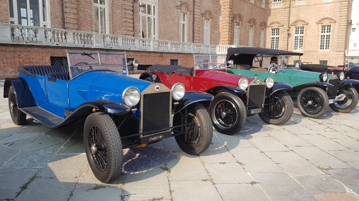 VENARIA - Il centro cittadino invaso di Lancia Lambda in occasione del centenario - FOTO