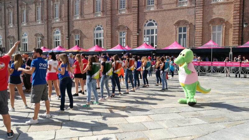GIRO D'ITALIA A VENARIA - Grande folla per la carovana del Giro - FOTO