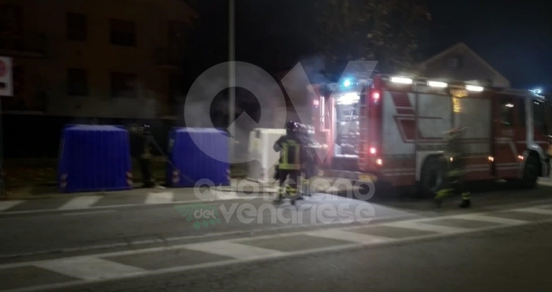 BORGARO - A fuoco due bidoni della raccolta differenziata: indagini in corso - FOTO