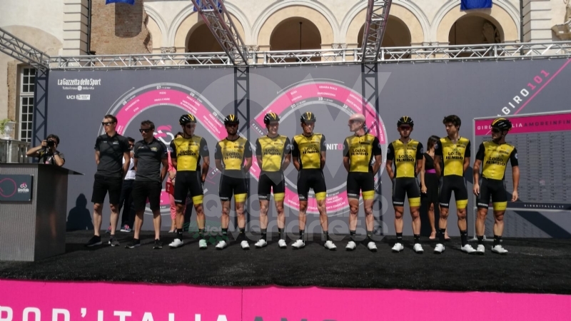 IL GIRO D'ITALIA A VENARIA - La partenza della tappa decisiva - FOTO e VIDEO